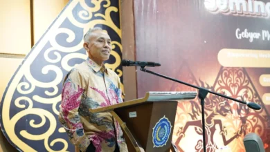Rektor UMS Prof Harun Joko Prayitno berpidato di podium dalam Seminar Nasional Gebyar Mahasiswa Farmasi 2026.