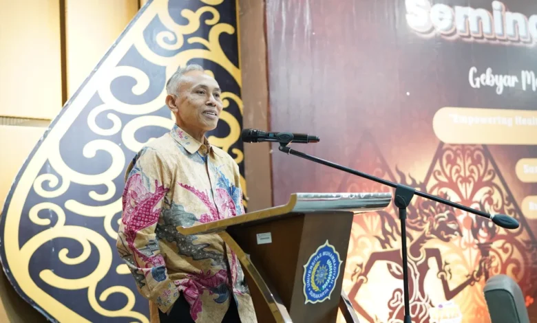 Rektor UMS Prof Harun Joko Prayitno berpidato di podium dalam Seminar Nasional Gebyar Mahasiswa Farmasi 2026.