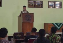 Ketua PDM Banjarnegara KH Sobri memberikan sambutan dalam pembukaan Baitul Arqam Dasar Pemuda Muhammadiyah Banjarnegara di Gedung Dakwah 'Aisyiyah.