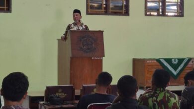 Ketua PDM Banjarnegara KH Sobri memberikan sambutan dalam pembukaan Baitul Arqam Dasar Pemuda Muhammadiyah Banjarnegara di Gedung Dakwah 'Aisyiyah.