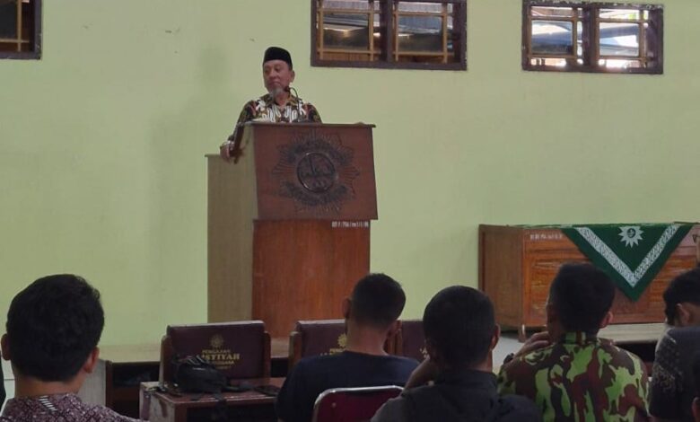 Ketua PDM Banjarnegara KH Sobri memberikan sambutan dalam pembukaan Baitul Arqam Dasar Pemuda Muhammadiyah Banjarnegara di Gedung Dakwah 'Aisyiyah.