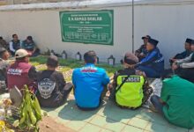 Anggota Pemuda Muhammadiyah dan GP Ansor Muntilan duduk bersama saat ziarah di Makam Pahlawan Nasional KH Ahmad Dahlan Karangkajen Yogyakarta.