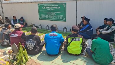 Anggota Pemuda Muhammadiyah dan GP Ansor Muntilan duduk bersama saat ziarah di Makam Pahlawan Nasional KH Ahmad Dahlan Karangkajen Yogyakarta.