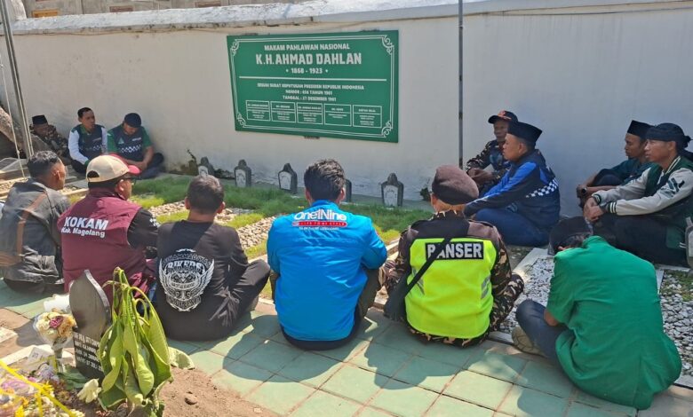Anggota Pemuda Muhammadiyah dan GP Ansor Muntilan duduk bersama saat ziarah di Makam Pahlawan Nasional KH Ahmad Dahlan Karangkajen Yogyakarta.