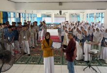 Suasana penyerahan sertifikat dalam kegiatan Fortasi SMA Muhammadiyah 1 Cilacap, dihadiri ratusan siswa baru dengan latar aula sekolah.