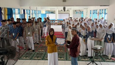 Suasana penyerahan sertifikat dalam kegiatan Fortasi SMA Muhammadiyah 1 Cilacap, dihadiri ratusan siswa baru dengan latar aula sekolah.