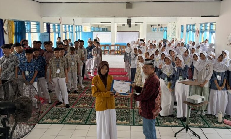 Suasana penyerahan sertifikat dalam kegiatan Fortasi SMA Muhammadiyah 1 Cilacap, dihadiri ratusan siswa baru dengan latar aula sekolah.