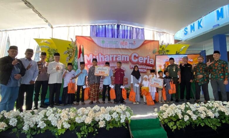 Foto bersama tokoh masyarakat, pejabat Forkopimcam, dan anak-anak penerima santunan di panggung utama acara Muharram Ceria Lazismu Wonosobo di Wadaslintang. Anak-anak memegang bingkisan berwarna oranye.