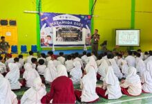 Siswa baru mengikuti pembekalan karakter MATAMUDA MI Hamka Wonosobo bersama Satpol PP di dalam gedung olahraga sekolah.