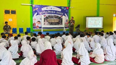 Siswa baru mengikuti pembekalan karakter MATAMUDA MI Hamka Wonosobo bersama Satpol PP di dalam gedung olahraga sekolah.