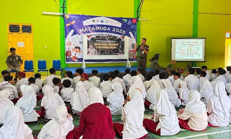 Siswa baru mengikuti pembekalan karakter MATAMUDA MI Hamka Wonosobo bersama Satpol PP di dalam gedung olahraga sekolah.