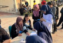 Mahasiswa Profesi Fisioterapis UMS sedang melakukan pemeriksaan tekanan darah kepada warga dalam acara tes kebugaran jasmani gratis di Sukoharjo.