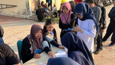 Mahasiswa Profesi Fisioterapis UMS sedang melakukan pemeriksaan tekanan darah kepada warga dalam acara tes kebugaran jasmani gratis di Sukoharjo.