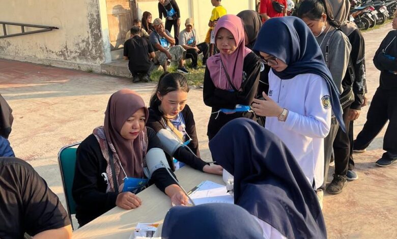 Mahasiswa Profesi Fisioterapis UMS sedang melakukan pemeriksaan tekanan darah kepada warga dalam acara tes kebugaran jasmani gratis di Sukoharjo.