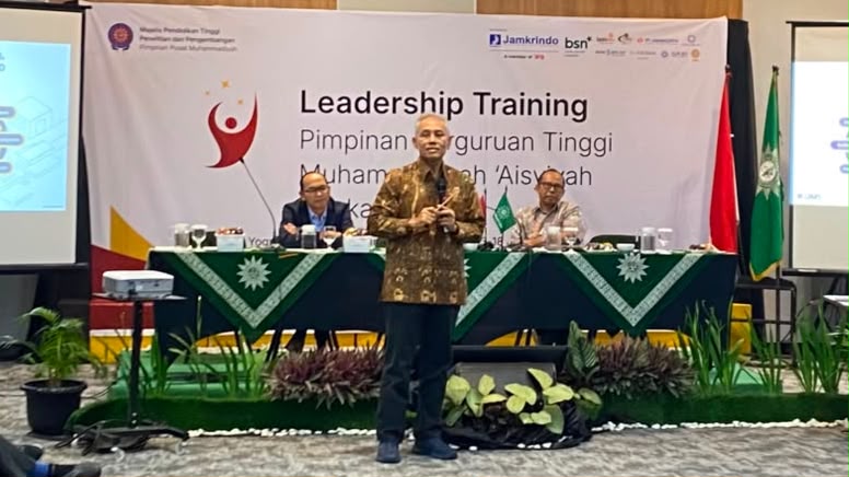 Rektor UMS memaparkan strategi penerimaan mahasiswa baru dan branding perguruan tinggi dalam acara Leadership Training Pimpinan PTMA.