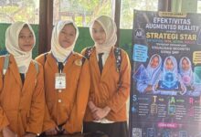 Tiga siswi SMP Muhammadiyah 3 Sukolilo Pati berdiri di samping poster penelitian jurnal internasional mengenai efektivitas augmented reality matematika dan strategi STAR.