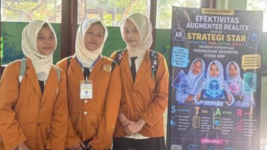 Tiga siswi SMP Muhammadiyah 3 Sukolilo Pati berdiri di samping poster penelitian jurnal internasional mengenai efektivitas augmented reality matematika dan strategi STAR.
