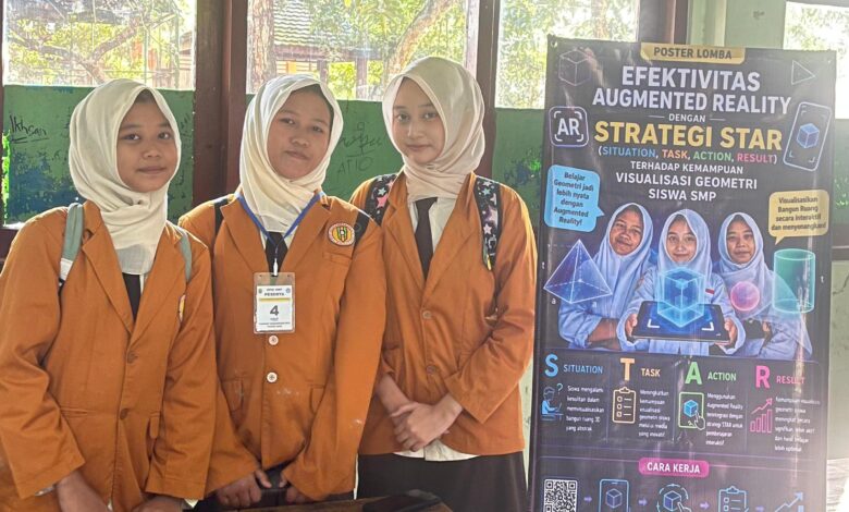 Tiga siswi SMP Muhammadiyah 3 Sukolilo Pati berdiri di samping poster penelitian jurnal internasional mengenai efektivitas augmented reality matematika dan strategi STAR.