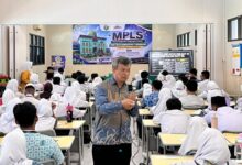 Narasumber MPI PDM Kota Semarang memberikan materi literasi siber tentang jejak digital karier masa depan kepada siswa baru saat MPLS SMK 1 Muhammadiyah Semarang.