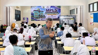 Narasumber MPI PDM Kota Semarang memberikan materi literasi siber tentang jejak digital karier masa depan kepada siswa baru saat MPLS SMK 1 Muhammadiyah Semarang.