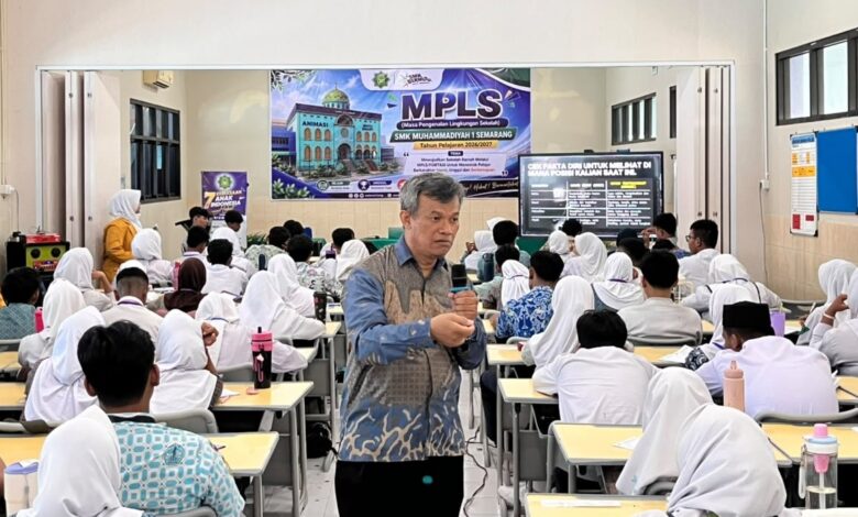 Narasumber MPI PDM Kota Semarang memberikan materi literasi siber tentang jejak digital karier masa depan kepada siswa baru saat MPLS SMK 1 Muhammadiyah Semarang.