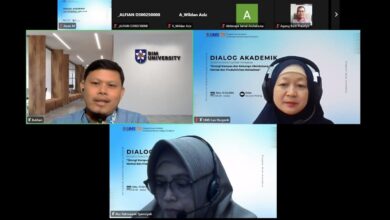 Tangkapan layar pertemuan online Zoom Workplace untuk Dialog Akademik Program Studi Arsitektur UMS. Gambar menunjukkan beberapa ubin video peserta dan panelis, termasuk tiga pembicara utama di baris tengah dan bawah. Salah satu panelis memiliki latar belakang bermerek "BIM UNIVERSITY". Panelis lain menggunakan latar belakang virtual yang menampilkan informasi acara: "DIALOG AKADEMIK Bersama Orang Tua/Wali Mahasiswa 'Sinergi Kampus dan Keluarga Mendukung Mental dan Produktivitas Mahasiswa'", logo UMS, dan tanggal Rabu, 15 Juli 2026. Antarmuka Zoom menampilkan kontrol seperti "Participants," "Chat," "Share Screen," "Leave," dan bilah pencarian Windows.