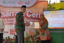 Direktur Lazismu Wonosobo menyerahkan bantuan simbolis program Muharram Ceria kepada perwakilan petani gula jawa Wadaslintang saat momentum Tahun Baru Islam 2026.