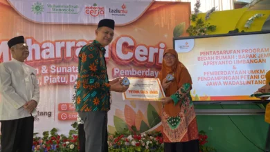 Direktur Lazismu Wonosobo menyerahkan bantuan simbolis program Muharram Ceria kepada perwakilan petani gula jawa Wadaslintang saat momentum Tahun Baru Islam 2026.
