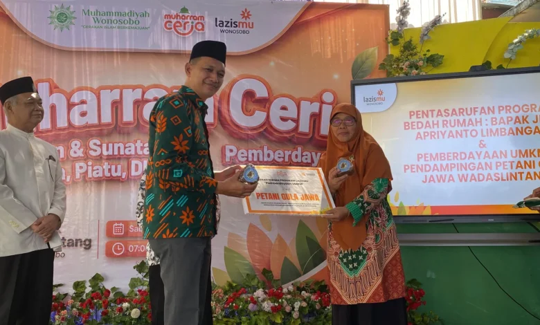 Direktur Lazismu Wonosobo menyerahkan bantuan simbolis program Muharram Ceria kepada perwakilan petani gula jawa Wadaslintang saat momentum Tahun Baru Islam 2026.