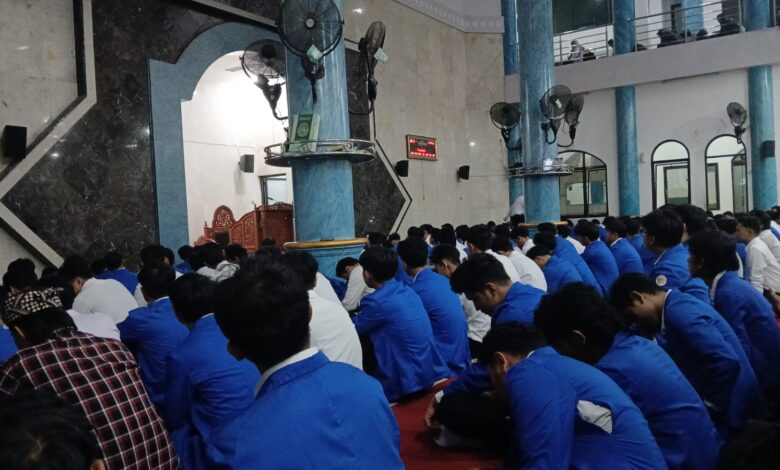 Ratusan mahasiswa KKN UMP mengikuti Gerakan Salat Subuh Berjamaah di Masjid KH Ahmad Dahlan sebelum terjun pengabdian masyarakat.