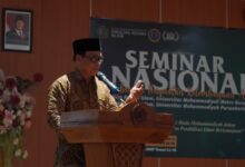 Seorang pria berpeci dan batik berbicara di podium dalam Seminar Nasional UMP tentang dakwah transformatif.