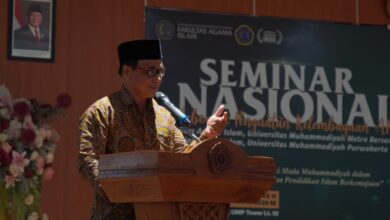 Seorang pria berpeci dan batik berbicara di podium dalam Seminar Nasional UMP tentang dakwah transformatif.