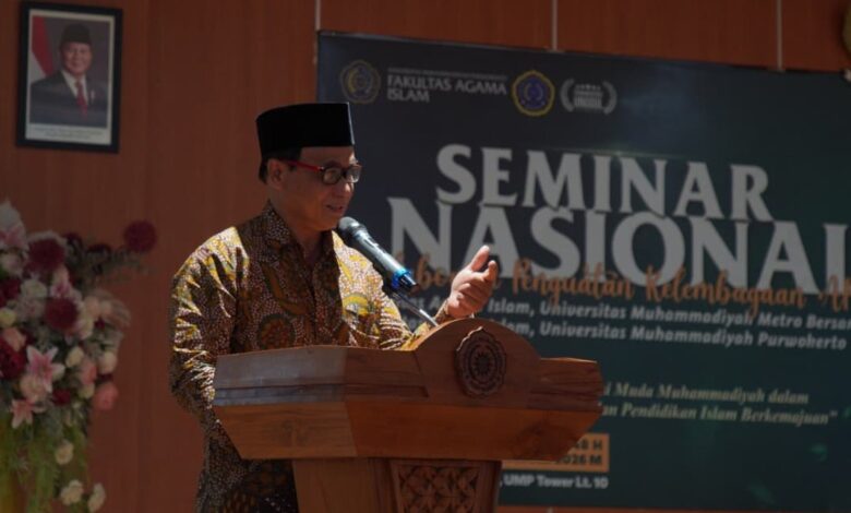 Seorang pria berpeci dan batik berbicara di podium dalam Seminar Nasional UMP tentang dakwah transformatif.