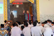 Anggota KPAI Taufieq Uwaidha memberikan materi edukasi anti perundungan di hadapan puluhan siswa SMPM Plus Purwodadi saat kegiatan MPLS di dalam masjid sekolah.