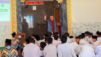 Anggota KPAI Taufieq Uwaidha memberikan materi edukasi anti perundungan di hadapan puluhan siswa SMPM Plus Purwodadi saat kegiatan MPLS di dalam masjid sekolah.