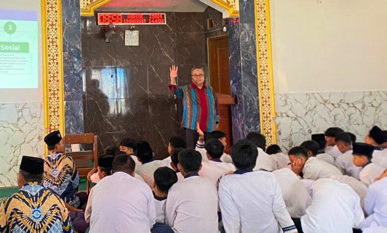 Anggota KPAI Taufieq Uwaidha memberikan materi edukasi anti perundungan di hadapan puluhan siswa SMPM Plus Purwodadi saat kegiatan MPLS di dalam masjid sekolah.
