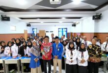 Peserta diklat Bahasa Jawa dari BKPPD Gunungkidul berfoto bersama guru dan kepala sekolah SD Muhammadiyah PK Solo dalam kegiatan studi lapangan.