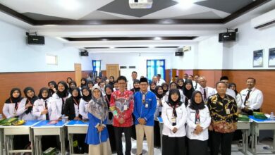 Peserta diklat Bahasa Jawa dari BKPPD Gunungkidul berfoto bersama guru dan kepala sekolah SD Muhammadiyah PK Solo dalam kegiatan studi lapangan.