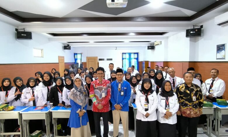 Peserta diklat Bahasa Jawa dari BKPPD Gunungkidul berfoto bersama guru dan kepala sekolah SD Muhammadiyah PK Solo dalam kegiatan studi lapangan.