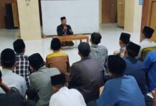 Penyuluh agama memberikan materi tentang arah kiblat dan ilmu falak kepada para santri PonpesMU Manafi'ul Ulum dalam posisi duduk melingkar.