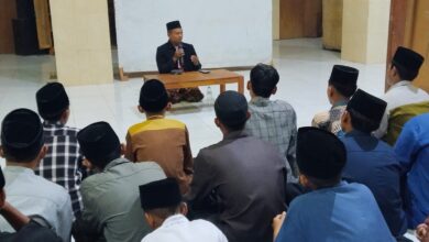 Penyuluh agama memberikan materi tentang arah kiblat dan ilmu falak kepada para santri PonpesMU Manafi'ul Ulum dalam posisi duduk melingkar.