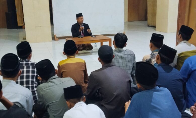 Penyuluh agama memberikan materi tentang arah kiblat dan ilmu falak kepada para santri PonpesMU Manafi'ul Ulum dalam posisi duduk melingkar.