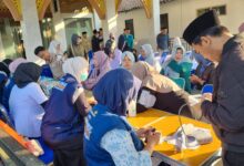 Tim medis RS PKU Muhammadiyah Temanggung melayani pemeriksaan kesehatan gratis bagi jamaah Kuliah Ahad Pagi.