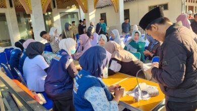 Tim medis RS PKU Muhammadiyah Temanggung melayani pemeriksaan kesehatan gratis bagi jamaah Kuliah Ahad Pagi.