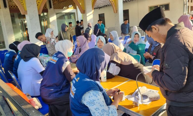 Tim medis RS PKU Muhammadiyah Temanggung melayani pemeriksaan kesehatan gratis bagi jamaah Kuliah Ahad Pagi.