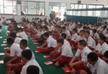 Siswa baru SMP Muhammadiyah 2 Cilacap mengikuti pembekalan materi dalam kegiatan MPLS 2026 di dalam ruangan.