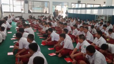 Siswa baru SMP Muhammadiyah 2 Cilacap mengikuti pembekalan materi dalam kegiatan MPLS 2026 di dalam ruangan.