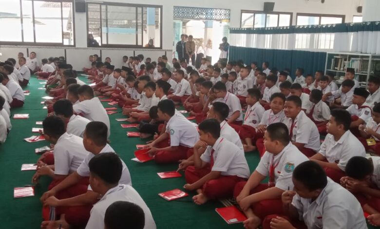 Siswa baru SMP Muhammadiyah 2 Cilacap mengikuti pembekalan materi dalam kegiatan MPLS 2026 di dalam ruangan.