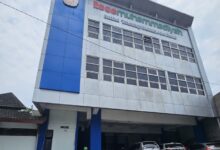 Tampak depan gedung ITESA Muhammadiyah Semarang dengan fasad modern berwarna biru dan putih.