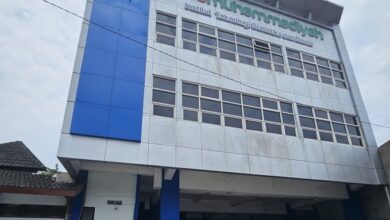 Tampak depan gedung ITESA Muhammadiyah Semarang dengan fasad modern berwarna biru dan putih.